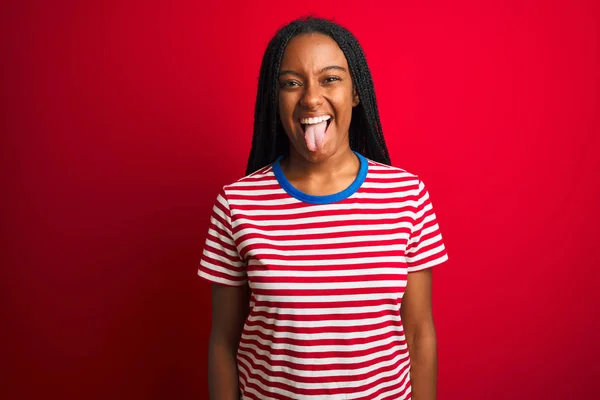 Joven Mujer Afroamericana Vistiendo Camiseta Rayas Pie Sobre Fondo Rojo —  Fotos de Stock