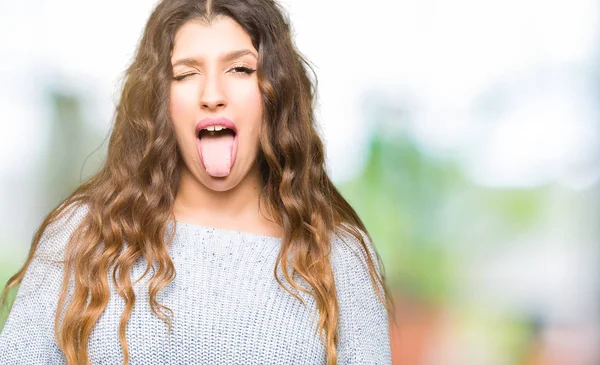 Junge Schöne Frau Winterpullover Die Zunge Herausstreckt Glücklich Mit Lustiger — Stockfoto