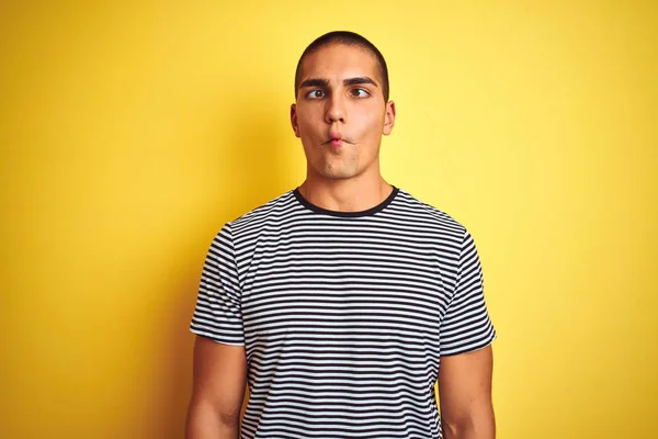 Mladý Pohledný Muž Oblečený Pruhovaného Trička Přes Žlutý Izolovaný Podklad — Stock fotografie