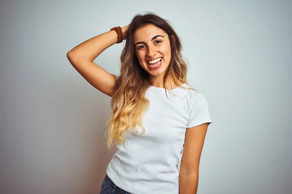 Joven Hermosa Mujer Usando Casual Blanco Camiseta Sobre Aislado Fondo —  Fotos de Stock