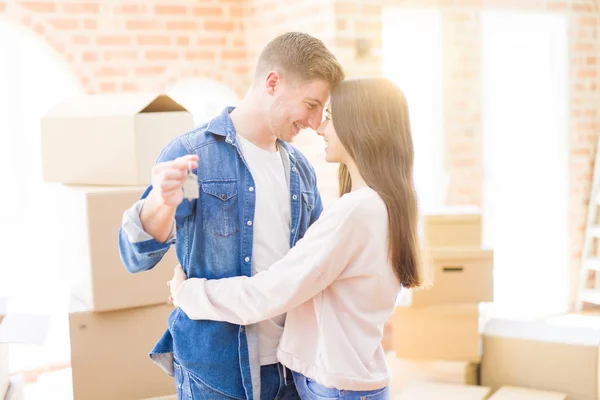 Bonito Jovem Casal Abraçando Amor Mostrando Chaves Nova Casa Sorrindo — Fotografia de Stock