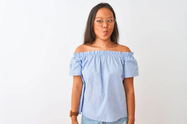 Ung Kinesisk Kvinna Bär Blå Shirt Och Glasögon Över Isolerad — Stockfoto