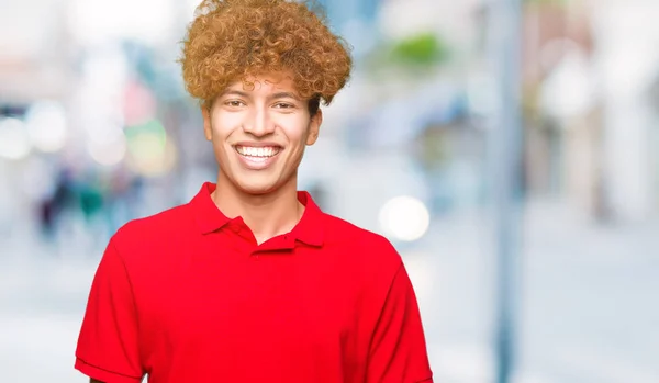 Fiatal Jóképű Ember Afro Hajú Viselt Piros Póló Egy Boldog — Stock Fotó
