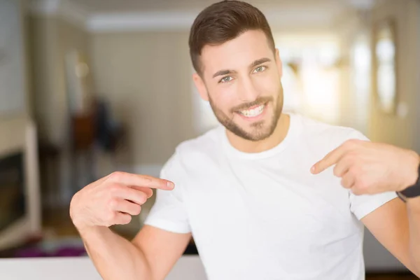 Evde Rahat Beyaz Shirt Giyen Genç Yakışıklı Adam Kendini Gururlu — Stok fotoğraf