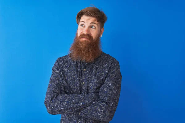 Genç Kızıl Saçlı Rlandalı Adam Izole Mavi Arka Plan Üzerinde — Stok fotoğraf