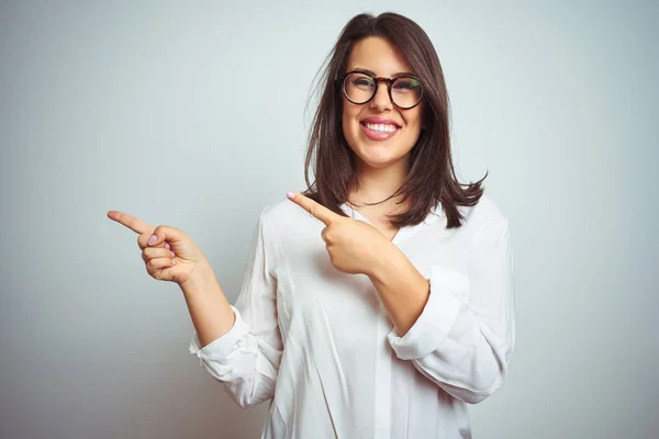Junge Schöne Geschäftsfrau Mit Brille Über Isoliertem Hintergrund Lächelt Und — Stockfoto