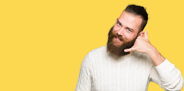 Joven Hombre Hipster Vistiendo Suéter Invierno Sonriendo Haciendo Gesto Teléfono —  Fotos de Stock