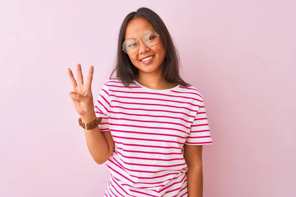 Zole Pembe Arka Plan Üzerinde Çizgili Shirt Gözlük Giyen Genç — Stok fotoğraf