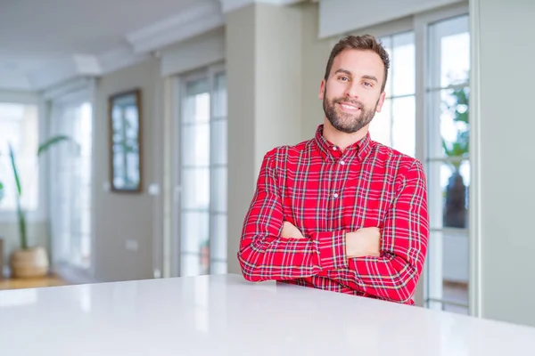 Stilig Man Bär Färgglada Skjorta Glad Ansikte Leende Med Korsade — Stockfoto