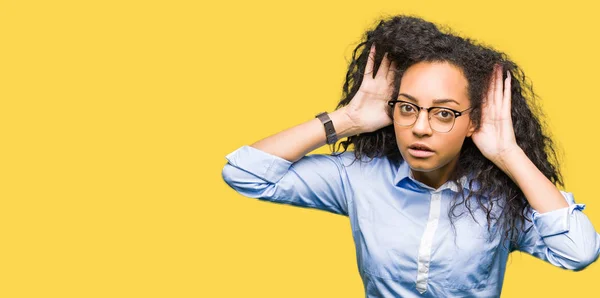 Menina Negócios Bonita Nova Com Cabelo Encaracolado Usando Óculos Tentando — Fotografia de Stock