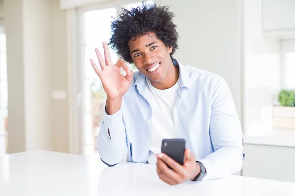 Američan Afričana Muž Pomocí Smartphone Dělá Cedulka Prsty Vynikající Symbol — Stock fotografie
