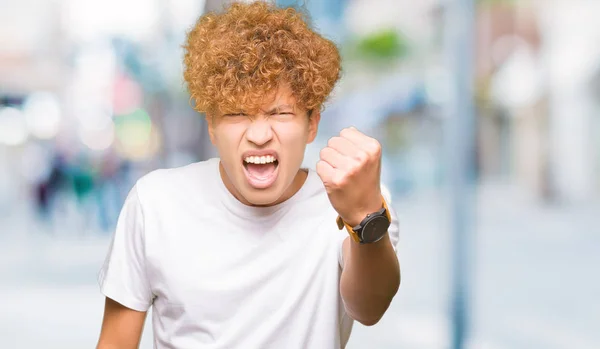 Homem Bonito Jovem Com Cabelo Afro Vestindo Shirt Branca Casual — Fotografia de Stock