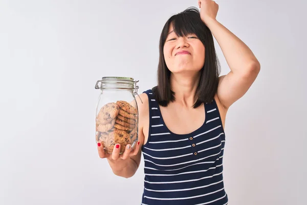 Joven Mujer China Hermosa Sosteniendo Tarro Galletas Sobre Fondo Blanco —  Fotos de Stock