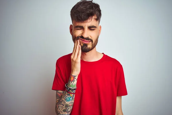 Junger Mann Mit Tätowierung Rotem Shirt Der Vor Isoliertem Weißem — Stockfoto