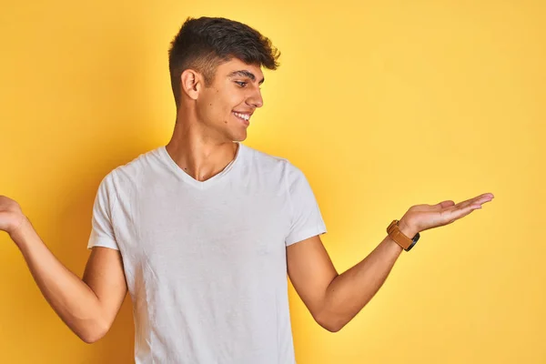 Homem Indiano Jovem Vestindo Shirt Branca Sobre Fundo Amarelo Isolado — Fotografia de Stock