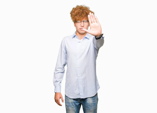 Junger Gutaussehender Geschäftsmann Mit Afro Brille Der Mit Der Hand — Stockfoto