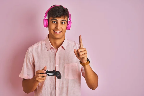 Indischer Gamer Der Videospiel Mit Kopfhörern Über Isoliertem Rosa Hintergrund — Stockfoto