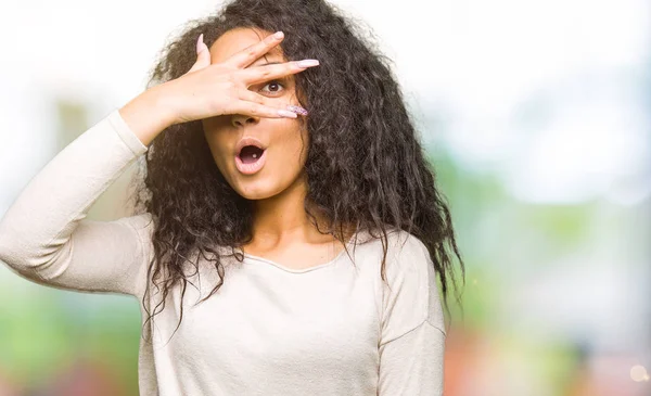 Ung Vacker Flicka Med Lockigt Hår Som Bär Casual Tröja — Stockfoto