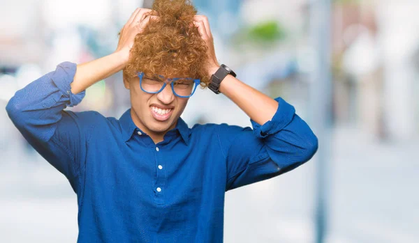 Joven Hombre Guapo Con Pelo Afro Con Gafas Azules Que — Foto de Stock