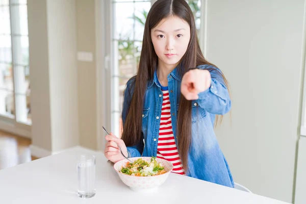 カメラとあなたに指で指で指を指して健康的なパスタサラダを食べる美しいアジアの女性は 手のサイン 前向きで自信のあるジェスチャーを正面から — ストック写真