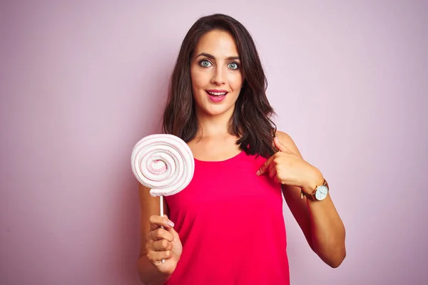 Joven Hermosa Mujer Comiendo Dulces Sobre Rosa Aislado Fondo Con — Foto de Stock