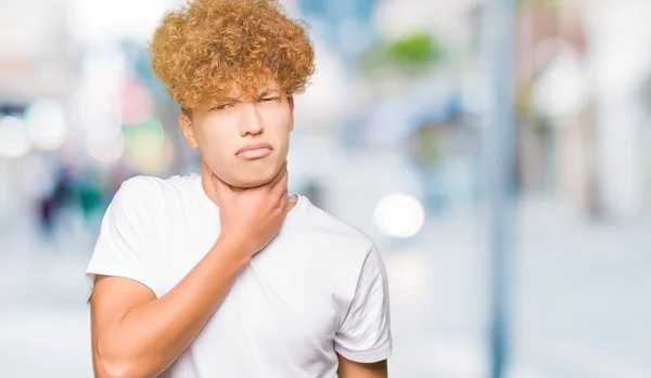 Jovem Homem Bonito Com Cabelo Afro Vestindo Casual Shirt Branca — Fotografia de Stock