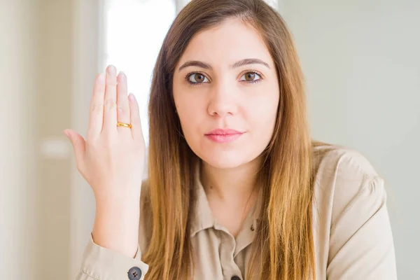 Hermosa Mujer Joven Mostrando Alianza Anillo Mano Con Una Expresión —  Fotos de Stock