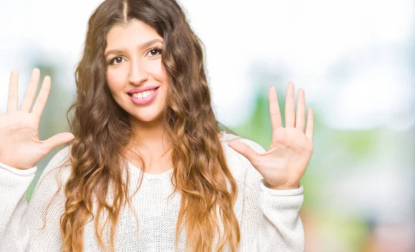 Jovem Mulher Bonita Vestindo Suéter Branco Mostrando Apontando Para Cima — Fotografia de Stock