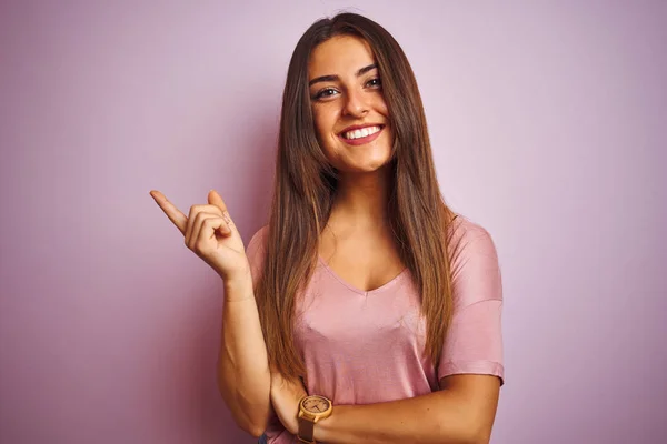 Jonge Mooie Vrouw Draagt Shirt Staande Geïsoleerde Roze Achtergrond Met — Stockfoto