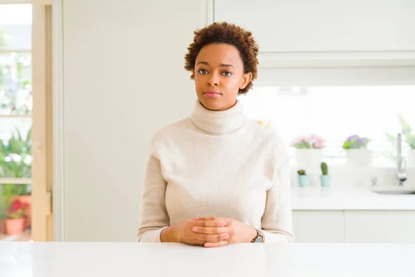 Junge Schöne Afrikanische Amerikanerin Hause Mit Ernstem Gesichtsausdruck Einfacher Und — Stockfoto