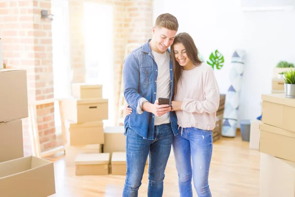 Schönes Junges Paar Das Mit Einem Smartphone Ein Neues Haus — Stockfoto