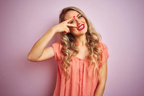 Joven Hermosa Mujer Usando Camiseta Pie Sobre Fondo Rosa Aislado —  Fotos de Stock