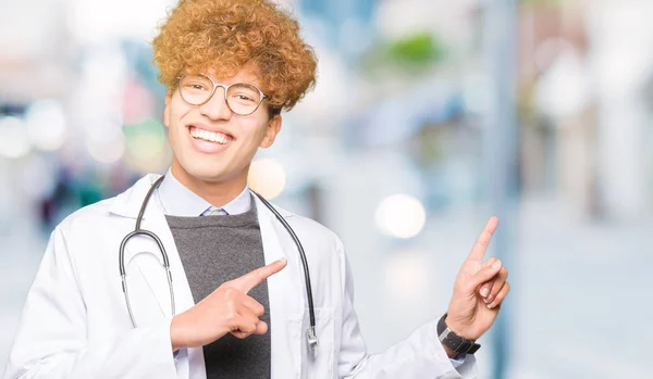 Jonge Knappe Dokter Man Met Medische Jas Glimlachen Kijken Naar — Stockfoto