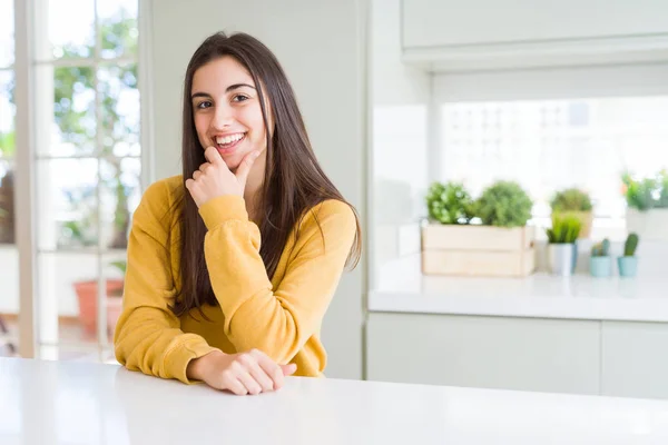 Mulher Bonita Usando Suéter Amarelo Olhando Confiante Para Câmera Com — Fotografia de Stock