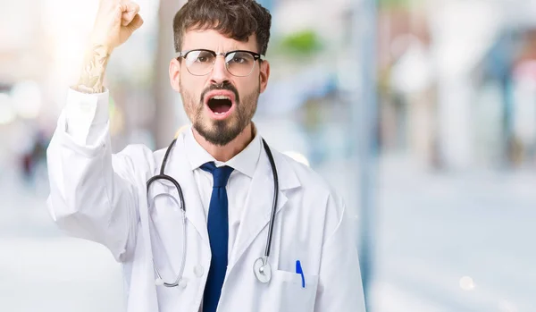 若い医者怒っている孤立した背景に病院のコートを着た男とイライラして怒りで叫びながら猛烈な拳の狂牛病発生します 怒りと攻撃的な概念 — ストック写真