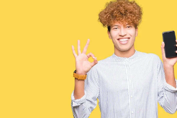 Junger Gutaussehender Mann Zeigt Smartphone Bildschirm Tut Zeichen Mit Fingern — Stockfoto