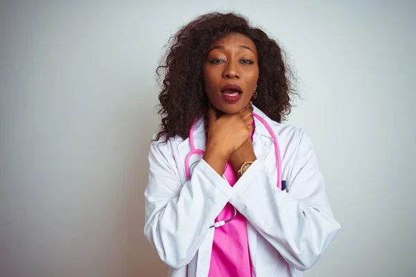 배경에 분홍색 청진기를 아프리카 미국인 여성은 고통스러운 목졸림 때문에 외치고 — 스톡 사진