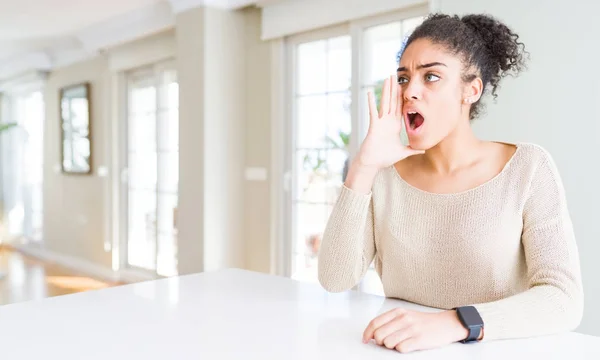 Hermosa Mujer Afroamericana Joven Con Pelo Afro Sentado Mesa Casa — Foto de Stock