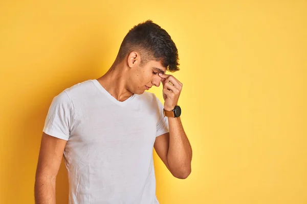 Homem Indiano Jovem Vestindo Camiseta Branca Sobre Fundo Amarelo Isolado — Fotografia de Stock