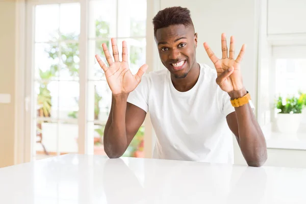 Knappe Afro Amerikaanse Man Witte Tafel Thuis Tonen Wijzend Met — Stockfoto