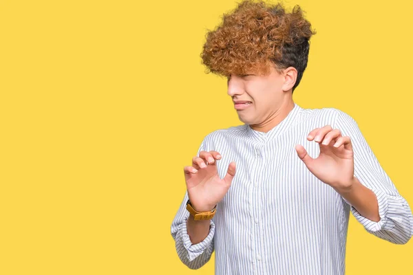 Mladý Pohledný Obchodní Muž Afro Vlasy Nosí Elegantní Tričko Znechucený — Stock fotografie