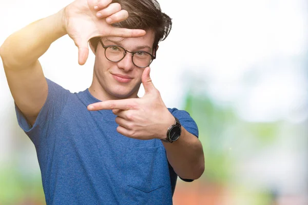 Joven Hombre Guapo Con Gafas Sobre Fondo Aislado Sonriendo Haciendo — Foto de Stock