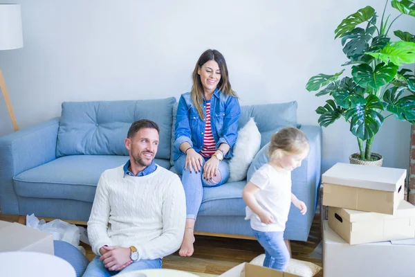 Hermosa Familia Padres Sentados Sofá Bebiendo Café Mirando Hijo Jugando — Foto de Stock