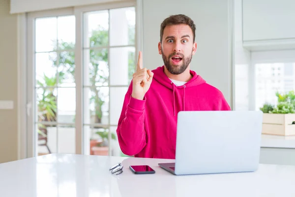 Hombre Guapo Trabajando Con Computadora Portátil Apuntando Con Dedo Hacia —  Fotos de Stock