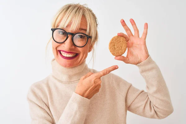Frau Mittleren Alters Mit Brille Und Keks Vor Isoliertem Weißem — Stockfoto