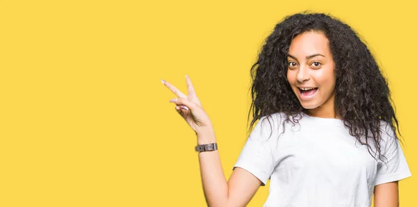 Menina Bonita Nova Com Cabelo Encaracolado Vestindo Shirt Branca Casual — Fotografia de Stock