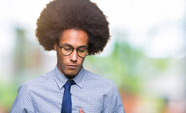 Çünkü mide üzerinde el ile gözlük takan afro saçlı genç Afro-Amerikan iş adamı mide bulantısı, ağrılı hastalık hasta hissediyor. Ağrısı kavramı.