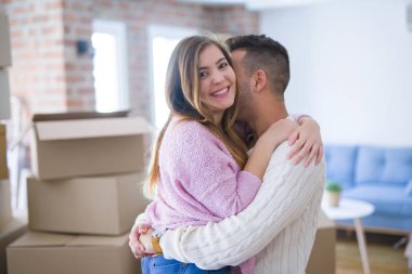 Genç güzel çift sarılma içinde aşk kutluyor çok mutlu Moving için yeni daire