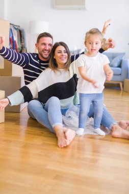 Yeni evde çocuk ile güzel famiily 