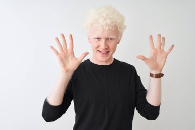 Genç albino sarışın adam siyah t-shirt giyen izole beyaz arka plan üzerinde duran gösteren ve parmakları ile işaret on numara emin ve mutlu gülümserken.